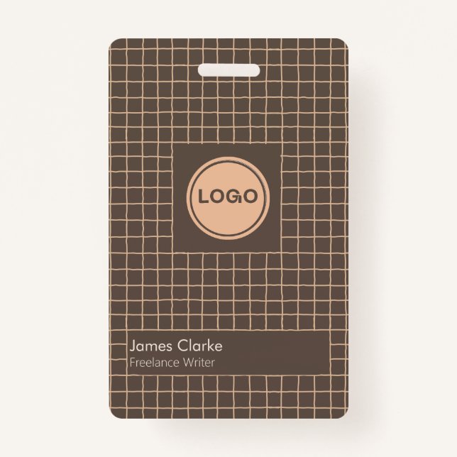 Crachá Delicar Padrão Marrom Checkered Creamy com logotip (Frente)