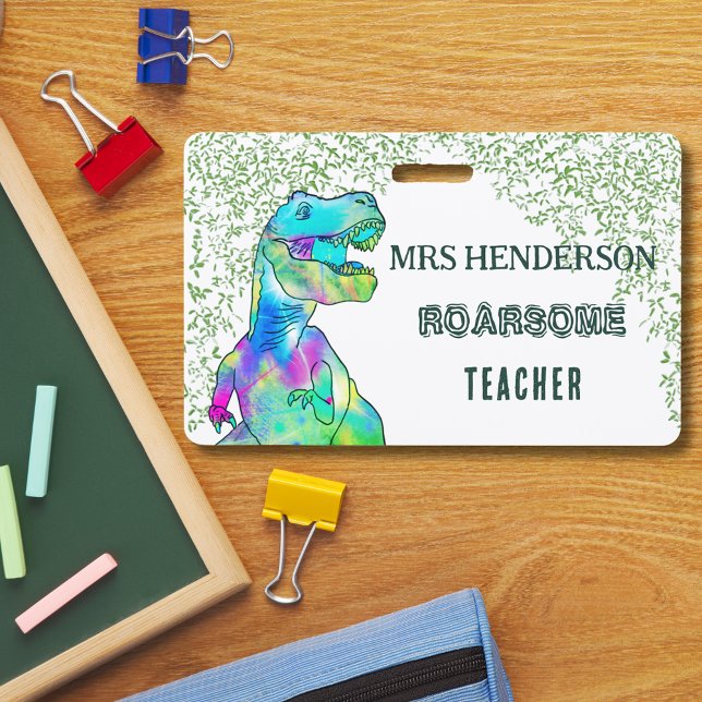 Crachá Dinossauro Divertido Nome do Professor da Escola R (Fun T-Rex dinosaur roarsome school teacher personalized badge lanyard modern green typography )