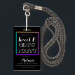 Crachá Doce 16 Neon Brilhante Na Identificação De Passage<br><div class="desc">Beam diversão,  festa brilhante,  Crachá de aniversário</div>