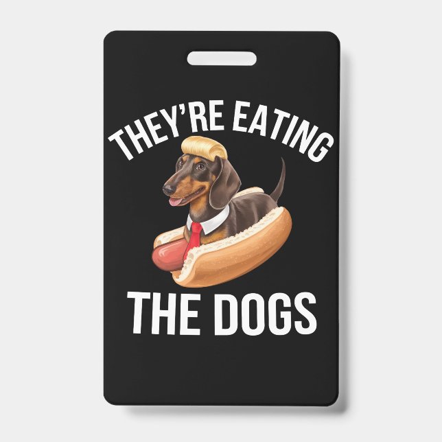 Crachá Eles Estão Comendo Os Cachorros Debate Donald Trum (Frente)