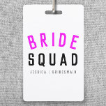 Crachá Esquadrão de Noivas | Balneira Rosa Quente Bridesm<br><div class="desc">Um belo, simples, na moda, "Bride Squad" cita o crachá de arte com a tipografia moderna e minimalista, em preto e branco, a rosa-neon, num estilo legal. O slogan, o nome e o papel podem ser facilmente personalizados com os nomes do seu partido noivo, por exemplo, noiva, damas de honra,...</div>