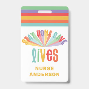 Crachá Fique em casa salve vidas presente colorido arco-í