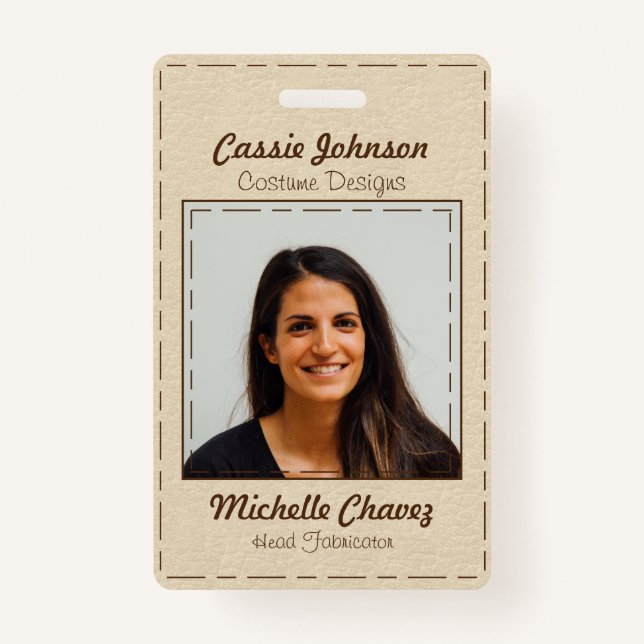 Crachá Foto De Couro Mole Branca, Moderna E Marrom, Com T (Frente)