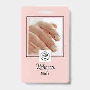 Crachá Foto de Unhas com Logo em Script Preto e Rosa Bege