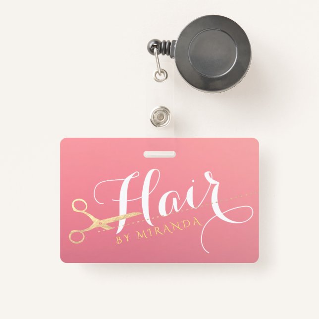Crachá Hairstylist Makeup Salon Modern Pink Tesoura Doura (Frente com retrátil)