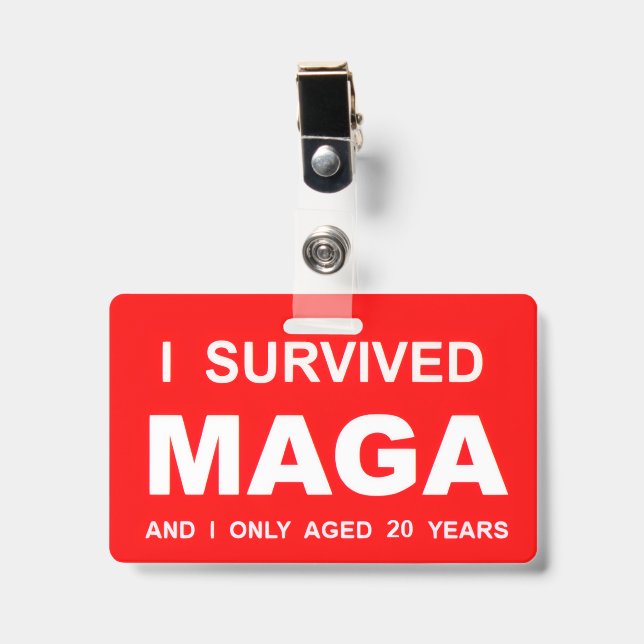 Crachá I Survived MAGA (Frente com clip)