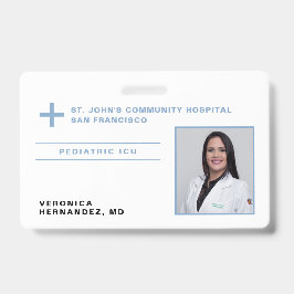 Crachá ID do logotipo do médico azul-hospital