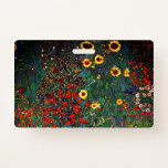 Crachá Jardim Flor Gustav Klimt<br><div class="desc">Crachá que apresenta o Jardim de Fazendas de pintura a óleo de Gustav Klimt com girassóis (1907). Um belo jardim de girassóis e belas flores azuis,  vermelhas,  roxas,  rosa e brancas. Um presente de excelente para fãs de Arte Nouveau e de Arte Austríaca.</div>