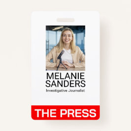 Crachá Jornalista sorrindo na câmera