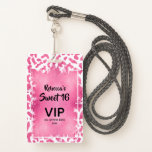 Crachá Leopardo Rosa Doce do 16.º Aniversário Convidar Pa<br><div class="desc">Uma elegante folha de falso cor-de-rosa sobrepõe um padrão de impressão do leopardo rosa e branco selvagens neste doce passe VIP de 16 convites de aniversário impresso num único crachá de plástico - com ou sem um pátio. CORRESPONDENTE a itens na nossa coleção.</div>