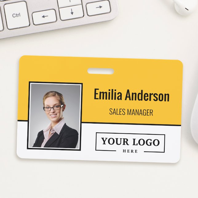 Crachá Logotipo Empresarial Personalizado Código de Barra (This badge is a convenient way to identify your staff. It has your logo, a photo and barcode.)