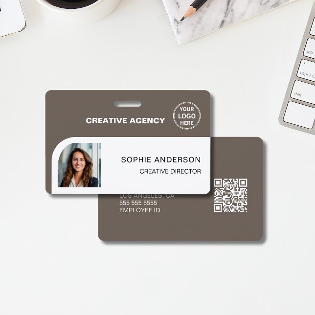 Crachá Logotipo Personalizado Moderno Bege Nome do Funcio (Modern Custom Logo Taupe Employee Staff Name Badge)