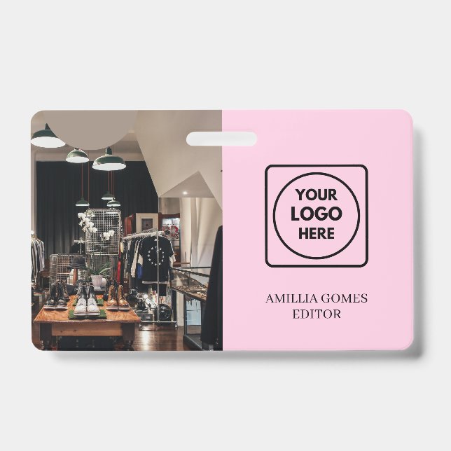 Crachá Logotipo Rosa Moderno | Design de Identidade para  (Frente)