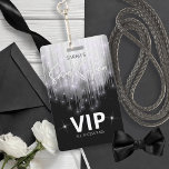 Crachá Luzes em cascata Doce 16 preto e branco ID790<br><div class="desc">Luzes brancas, como a chuva de vidro em um candelabro, em cascata na face deste convite marcante de passagem VIP que também apresenta uma assinatura ofuscante para o texto 'Doce Dezesseis'. Este gráfico noturno glamouroso do partido sobre um fundo preto também está disponível numa variedade de outras cores para se...</div>