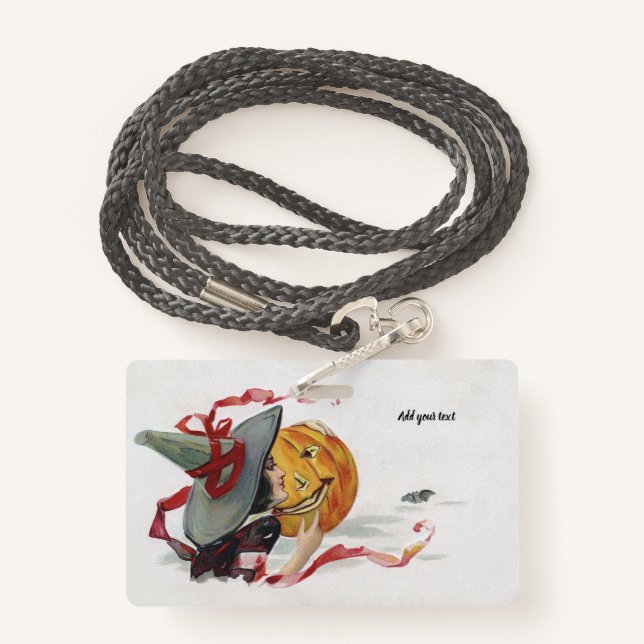 Crachá O Beijo da Bruxa: Um Jack o Lanterna no Halloween (Costas com Cordão)