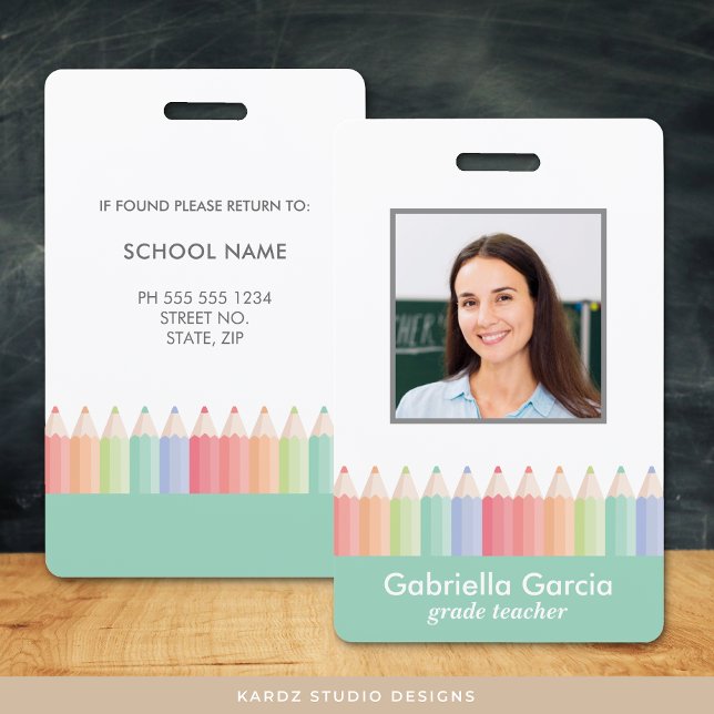 Crachá personalizado de professora da escola arco- (Teacher photo badge, school staff id bagde in soft green with colorful rainbow pencils.)