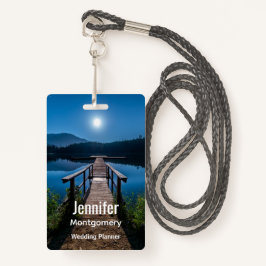 Crachá Píer à noite sob lua cheia