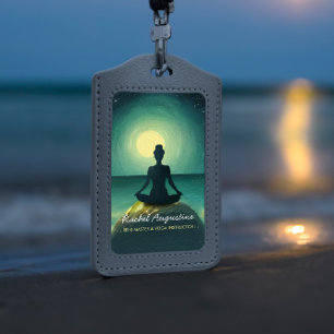 Crachá Pose de Meditação de Yoga na Rocha Lua Cheia Estre