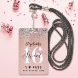 Crachá Rose Gold Doce 16 Aniversário VIP<br><div class="desc">Uma maneira inteligente de convidar seus convidados para a festa de aniversário dos seus 16 anos. Esses convites personalizados em formato de crachá VIP para festa de 15 anos em rose gold são certeiros para impressionar seus convidados. O design apresenta um efeito de metal folheado a rose gold com glitter...</div>