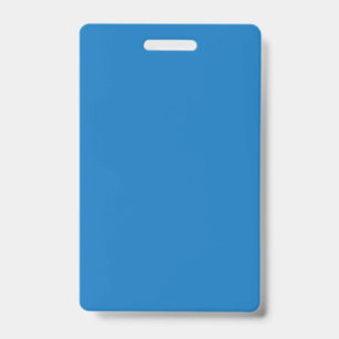 Crachá um fundo azul com um relógio preto e branco