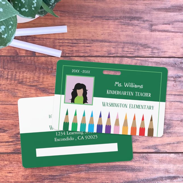 Crachá Verde do Professor do Rainbow Pencils (Colored pencils teacher green and white horizontal photo ID badge .)