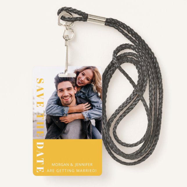 Crachá Yellow 80s Save the Date (Salvar a data)  (Frente com cordão)