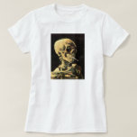 Crânio de Van Gogh com o t-shirt ardente do<br><div class="desc">Crânio de Van Gogh com o t-shirt ardente do cigarro. Pintura a óleo em canvas desde 1885. O crânio com cigarro ardente revela o sentido de Van Gogh de humor e o sentido do macabramente. Algo de uma estranheza em seu reconheceu a obra, o trabalho cresceu na popularidade no passado...</div>
