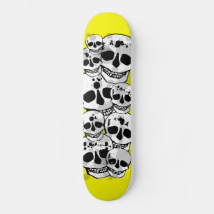 Crânios de pintura amarela de skate preto
