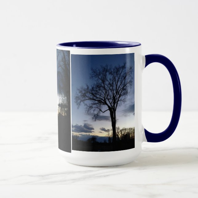 Crepúsculo Na Árvore Na Caneca De inverno (Direita)