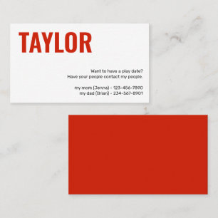 Crianças chamando de cartão para jogar com a garot