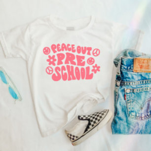 Crianças dão uma camiseta pré-escolar em rosa