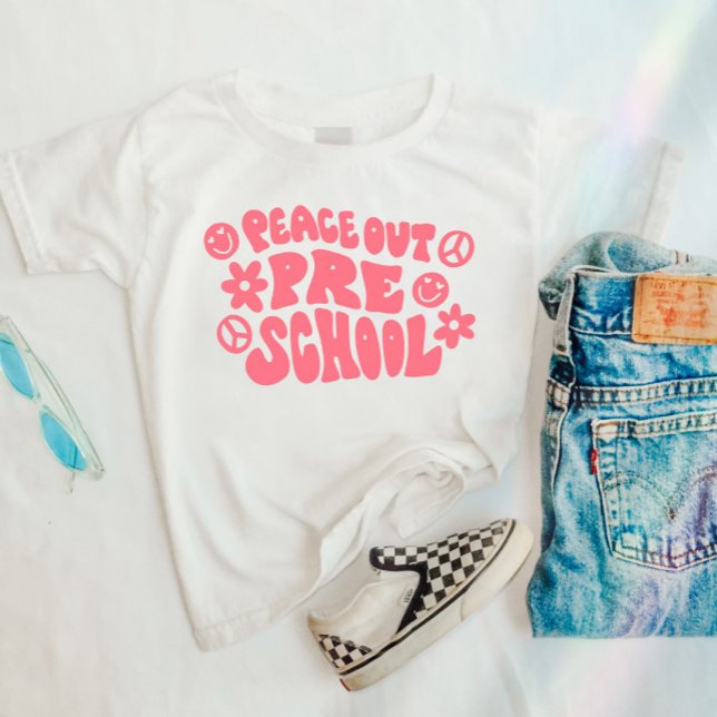 Crianças dão uma camiseta pré-escolar em rosa (Criador carregado)