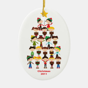 Crianças que cantam enfeites de natal das cançõ