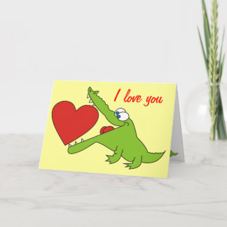 Crocodilo doce com um cartão do amor do coração