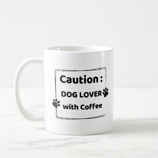 Cuidado: Amante de Cães com Caneca de Café (Esquerda)