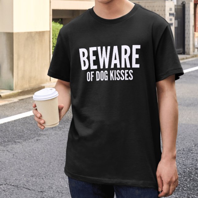 "Cuidado com beijos de cachorro" Pet Lover T-Shirt (Criador carregado)