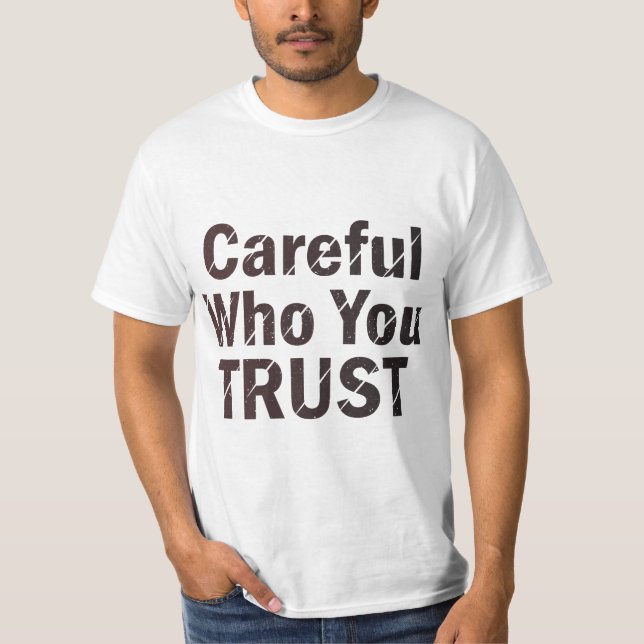 "Cuidado com quem você confia" cita t-shirt de tip (Frente)