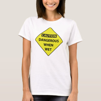 Cuidado perigoso quando t-shirt molhado