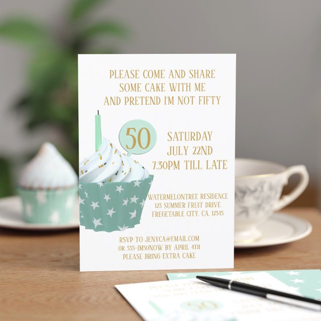 Cupcake 50º Convite de aniversário (Add your age and party details to this cute cupcake birthday invitation)