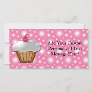 Cupcake de corte com cereja rosa no topo