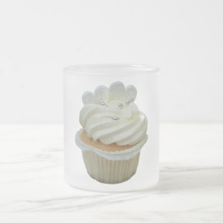Cupcake de creme com a caneca do vidro dos