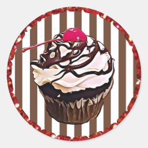 Cupcake do chocolate com etiquetas da cereja