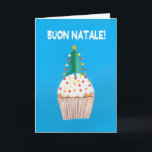 Cupcake italiano do cartão de Natal com árvore de<br><div class="desc">Um cartão de Natal italiano brilhante e alegre com uma árvore de Natal decorada sobre um cupcake congelado, de uma colagem de papel pintado à mão por Judy Adamson. O cumprimento dianteiro, no texto branco em um fundo azul, é "Buon Natale!" e a mensagem interna, que você pode mudar, é,...</div>