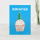 Cupcake italiano do cartão de Natal com árvore de<br><div class="desc">Um cartão de Natal italiano brilhante e alegre com uma árvore de Natal decorada sobre um cupcake congelado, de uma colagem de papel pintado à mão por Judy Adamson. O cumprimento dianteiro, no texto branco em um fundo azul, é "Buon Natale!" e a mensagem interna, que você pode mudar, é,...</div>