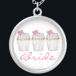 Cupcakes de Cupcake cor-de-rosa noiva Colar noivo<br><div class="desc">O colar apresenta uma ilustração original de uma fileira de cupcakes de baunilha fosco com corações cor-de-rosa e BRIDE em uma fonte divertida. Um presente perfeito para a noiva!</div>