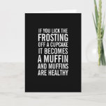 Cupcakes no cartão de aniversário engraçado dos<br><div class="desc">Se você lambe a geada fora de um cupcake transforma-se um muffin,  e os muffin são saudáveis. Lembre-a isso em seu aniversário que qualquer coisa é possível!  Um cartão do feliz aniversario em preto e branco com tipografia corajosa,  moderna.</div>