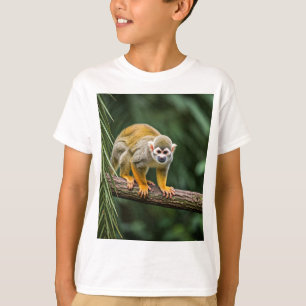 Curioso macaco esquilo na camisa da selva