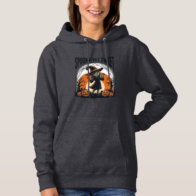 Cute Halloween Witch Assustador, mas Doce Camiseta (Frente)