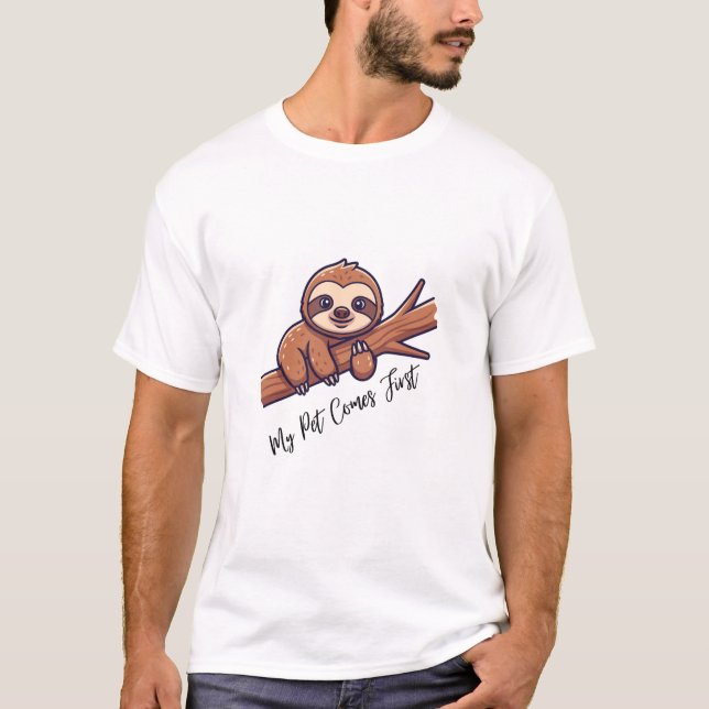 Cute Sloth Hanging on Tree T-Shirt (Frente)