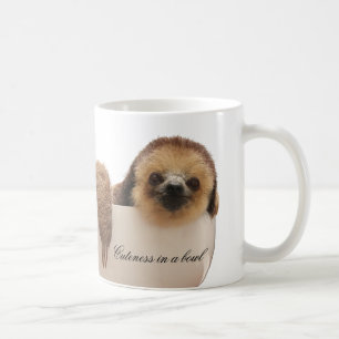 "Cuteness caneca da preguiça de uma bacia"
